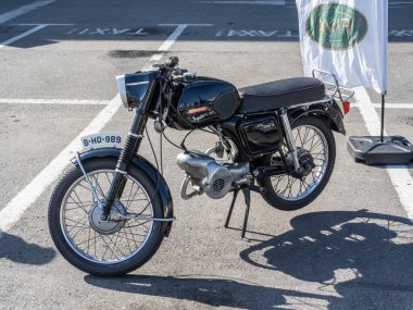 Targu-Jiu, Gorj, Romanya 1 Ekim 2023: Romanya 'nın Targu-Jiu kentinde düzenlenen sergide klasik motosiklet Mobra