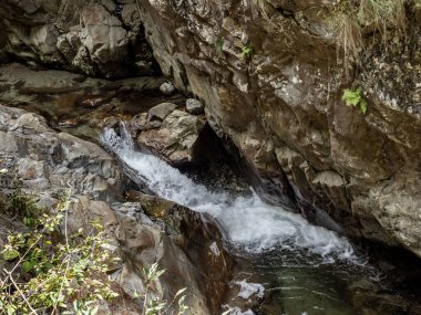 Cheile Galbenului vadisindeki güzel şelale, Baia de Fier, Gorj, Romanya