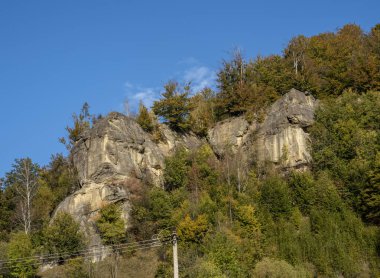 Romanya 'nın Hunedoara kenti Uricani yakınlarındaki Campu lui Neag' daki Rocky manzarası.