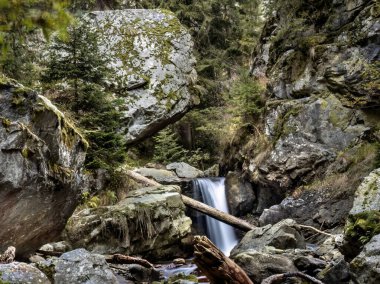 Maria Vadisi 'ndeki şelale (Valea Mariii) boğazı, Hunedoara ilçesi, Romanya