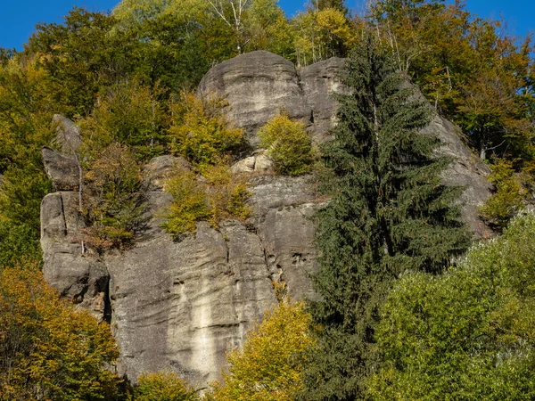 Romanya 'nın Hunedoara kenti Uricani yakınlarındaki Campu lui Neag' daki Rocky manzarası.