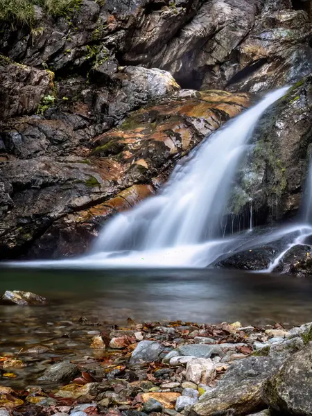 Maria Vadisi 'ndeki şelale (Valea Mariii) boğazı, Hunedoara ilçesi, Romanya