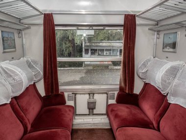 Petrosani, Hunedoara, Romanya - 27 Ekim 2023: Petrosani, Hunedoara, Romanya 'da tren cumhurbaşkanlığı treninin birinci sınıf kompartımanı. Bu tren Romanya 'nın eski krallarının yanı sıra diktatör Nikolay Çavuşesku tarafından kullanıldı..