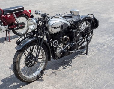 Targu-Jiu, Gorj, Romanya 25 Mayıs 2024: Romanya 'nın Targu-Jiu kentinde düzenlenen sergide klasik motosiklet BSA M20