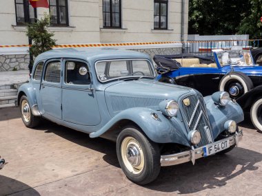 Targu-Jiu, Gorj, Romanya 25 Mayıs 2024: Romanya 'nın Targu-Jiu kentinde düzenlenen sergide klasik araba Citroen Traction Avant