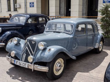 Targu-Jiu, Gorj, Romanya 25 Mayıs 2024: Romanya 'nın Targu-Jiu kentinde düzenlenen sergide klasik araba Citroen Traction Avant