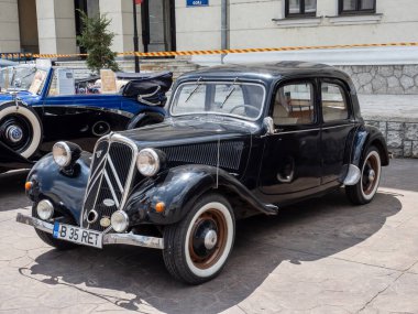 Targu-Jiu, Gorj, Romanya 25 Mayıs 2024: Romanya 'nın Targu-Jiu kentinde düzenlenen sergide klasik araba Citroen Traction Avant