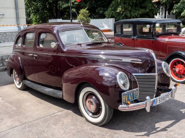 Targu-Jiu, Gorj, Romanya 25 Mayıs 2024: Romanya 'nın Targu-Jiu kentinde düzenlenen sergide eski model Ford Mercury