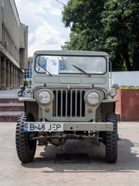 Targu-Jiu, Gorj, Romanya 'nın 25 Mayıs 2024: Romanya' nın Targu-Jiu kentinde düzenlenen sergide antika araba SUV Willys