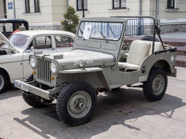 Targu-Jiu, Gorj, Romanya 'nın 25 Mayıs 2024: Romanya' nın Targu-Jiu kentinde düzenlenen sergide antika araba SUV Willys