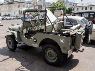 Targu-Jiu, Gorj, Romanya 'nın 25 Mayıs 2024: Romanya' nın Targu-Jiu kentinde düzenlenen sergide antika araba SUV Willys