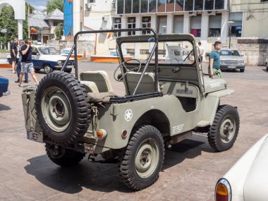 Targu-Jiu, Gorj, Romanya 'nın 25 Mayıs 2024: Romanya' nın Targu-Jiu kentinde düzenlenen sergide antika araba SUV Willys