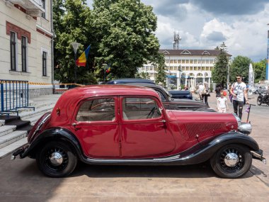 Targu-Jiu, Gorj, Romanya 25 Mayıs 2024: Romanya 'nın Targu-Jiu kentinde düzenlenen sergide klasik Corre La Licorne otomobili