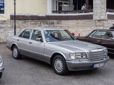 Targu-Jiu, Gorj, Romanya, 25 Mayıs 2024: Romanya 'nın Targu-Jiu kentinde düzenlenen sergide eski model Mercedes kullanıldı