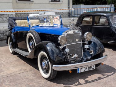 Targu-Jiu, Gorj, Romanya 25 Mayıs 2024: Romanya 'nın Targu-Jiu kentinde düzenlenen sergide klasik Mercedes Benz