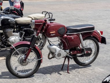 Targu-Jiu, Gorj, Romanya: 25 Mayıs 2024: Romanya 'nın Targu-Jiu kentinde düzenlenen sergide klasik motosiklet Mobra 50