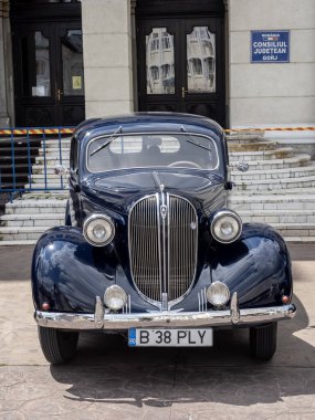 Targu-Jiu, Gorj, Romanya: 25 Mayıs 2024: Romanya 'nın Targu-Jiu kentinde düzenlenen sergide eski model otomobil Plymouth