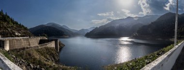 Romanya 'nın Hunedoara kentindeki Gura Apei barajı ve rezervuarının panoramik manzarası