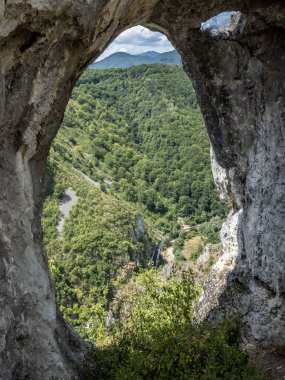 Bayanın yüzüğü (Inelul Doamnei), Romanya 'nın Valcan dağlarındaki Sohodol Gorge bölgesindeki doğal bir anıt.. 