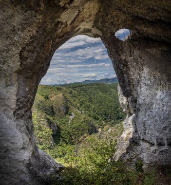 Bayanın yüzüğü (Inelul Doamnei), Romanya 'nın Valcan dağlarındaki Sohodol Gorge bölgesindeki doğal bir anıt. Panoramik görünüm.