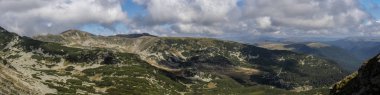 Romanya 'nın Parang dağlarındaki dağ manzarası. Panoramik görünüm.