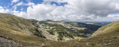 Romanya 'nın Parang dağlarındaki dağ manzarası. Panoramik görünüm.