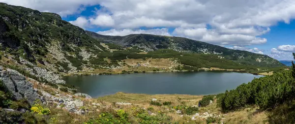 stock image Panoramic view of Galcescu lake in the Parang mountains, Romania. This is the glacial lake with the largest surface in the Parang mountains.