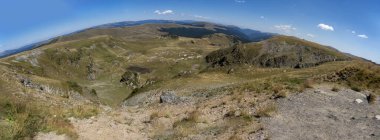 Romanya 'nın Parang dağlarındaki dağ manzarası. Panoramik görünüm.