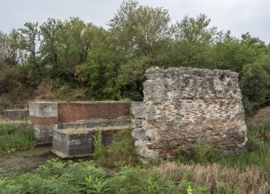 Kladovo, Sırbistan - 20 Ağustos 2024: Tuna Nehri 'nin Sırp kıyısındaki Trajan Köprüsü' nün destek kolu