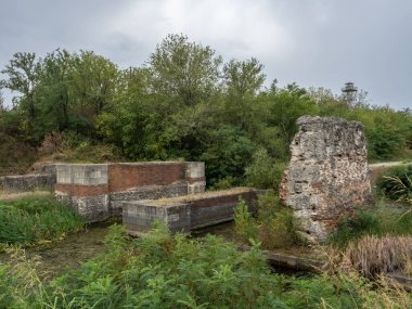 Kladovo, Sırbistan - 20 Ağustos 2024: Tuna Nehri 'nin Sırp kıyısındaki Trajan Köprüsü' nün destek kolu