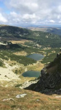 Romanya 'nın Parang dağlarındaki Galcescu ve Vidal gölü manzarası. Dikey video.