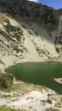 Romanya 'nın başkenti Retezat' taki Keçi Gölü (Taul Tapului) manzarası.