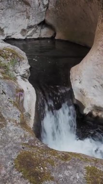 Romanya 'nın Hunedoara kentindeki Campu lui Neag yakınlarındaki Cheile Butii vadisinde şelale. Dikey video. 4K çözünürlüğü.