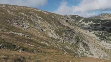 Romanya 'nın Parang dağlarındaki Galcescu ve Vidal gölü manzarası. 4K çözünürlüğü.