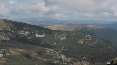 Romanya 'nın Parang dağlarındaki Galcescu ve Vidal gölü manzarası. 4K çözünürlüğü.