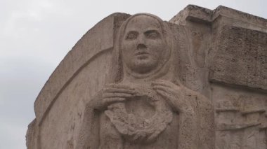 Targu-Jiu, Romanya 16 Ekim 2024: Targu-Jiu 'daki Ecaterina Teodoroiu Anıtı. 4K çözünürlüğü.