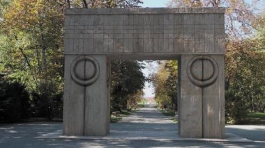 Targu-Jiu, Romanya 16 Ekim 2024: Romanya 'nın Targu Jiu kentinde Constantin Brancusi' nin Öpüşme Kapısı. Heykel, Targu Jiu 'daki Constantin Brancusi Heykelinin bir parçası.. 