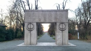 Targu-Jiu, Romanya-21 Kasım: Constantin Brancusi 'nin Öpüşme Kapısı 21 Kasım 2024 tarihinde Romanya' nın Targu Jiu kentinde. Heykel, Targu Jiu 'daki Constantin Brancusi Heykelinin bir parçası.. 