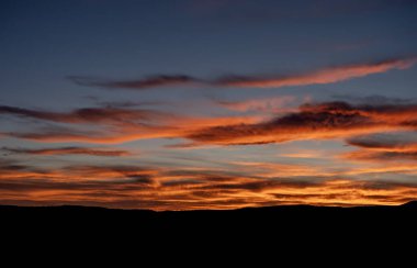 Posterler ve afişler için arka plan olarak fotokopi alanı ile bulutlu gökyüzü ile muhteşem bir gün batımı.