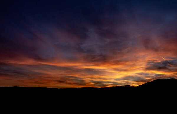 Закат солнца с облачным небом с копировальным пространством в качестве фона для плакатов или баннеров.