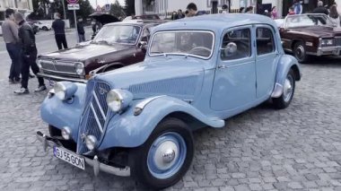 Targu-Jiu, Gorj, Romanya: 30 Mayıs 2025: Romanya 'nın Targu-Jiu kentinde düzenlenen sergide antika arabalar