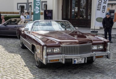 Targu-Jiu, Gorj, Romanya 30 Mart 2025: Eski model Cadillac, şehir merkezindeki retro sergide.