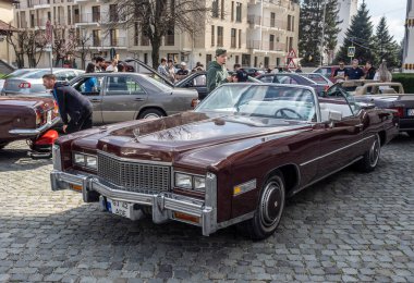Targu-Jiu, Gorj, Romanya 30 Mart 2025: Eski model Cadillac, şehir merkezindeki retro sergide.