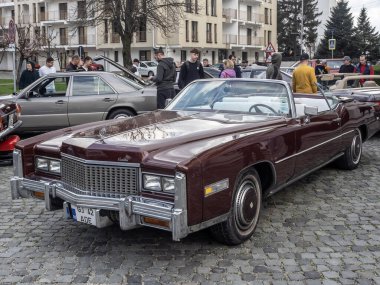 Targu-Jiu, Gorj, Romanya 30 Mart 2025: Eski model Cadillac, şehir merkezindeki retro sergide.
