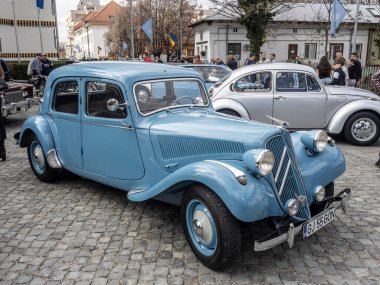 Targu-Jiu, Gorj, Romanya 30 Mart 2025: Klasik araba Citroen Traction Avant, şehir merkezindeki retro fuarında.