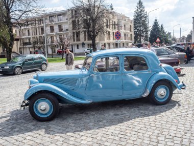 Targu-Jiu, Gorj, Romanya 30 Mart 2025: Klasik araba Citroen Traction Avant, şehir merkezindeki retro fuarında.