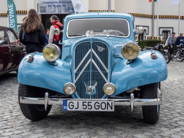 Targu-Jiu, Gorj, Romanya 30 Mart 2025: Klasik araba Citroen Traction Avant, şehir merkezindeki retro fuarında.