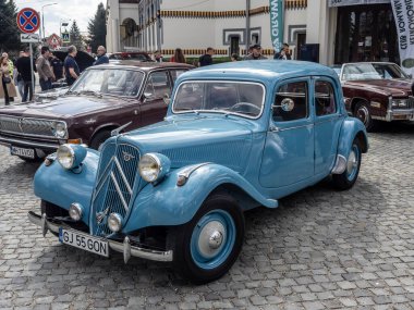 Targu-Jiu, Gorj, Romanya 30 Mart 2025: Klasik araba Citroen Traction Avant, şehir merkezindeki retro fuarında.