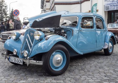 Targu-Jiu, Gorj, Romanya 30 Mart 2025: Klasik araba Citroen Traction Avant, şehir merkezindeki retro fuarında.