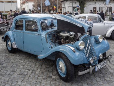 Targu-Jiu, Gorj, Romanya 30 Mart 2025: Klasik araba Citroen Traction Avant, şehir merkezindeki retro fuarında.